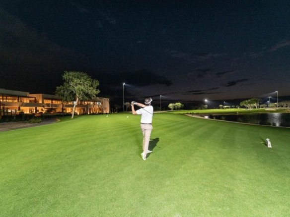 Provincia Club de Golf iluminado de noche