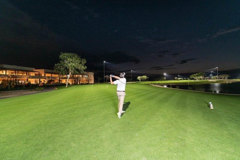 Provincia Club de Golf iluminado de noche
